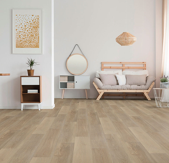 Kermos vinylplank i ett ljust vardagsrum. Handla hos Beijer
