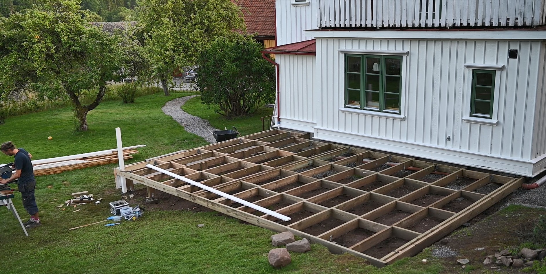 Här bygger man med nedsänkt bjälklag vilkget gör att man sätter kortlingar mellan stödlinorna.