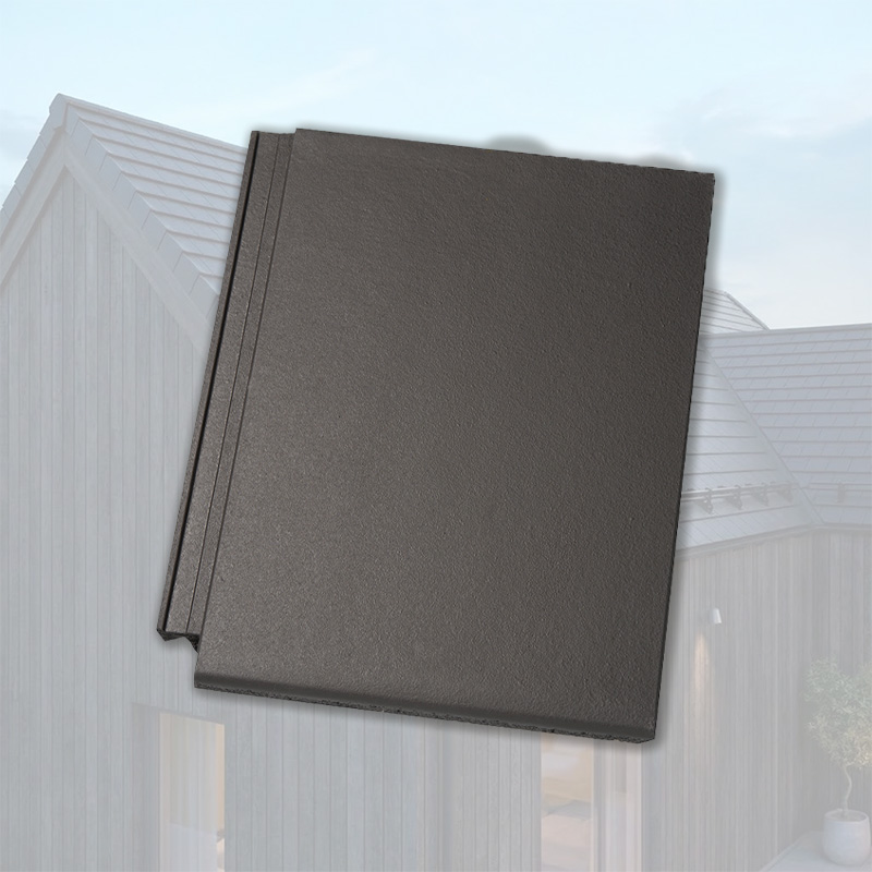 Ett svart modernt trähus med taksystemet Minster aerlox från BMI Monier.