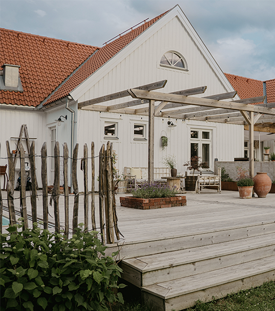 Vitt hus med altan