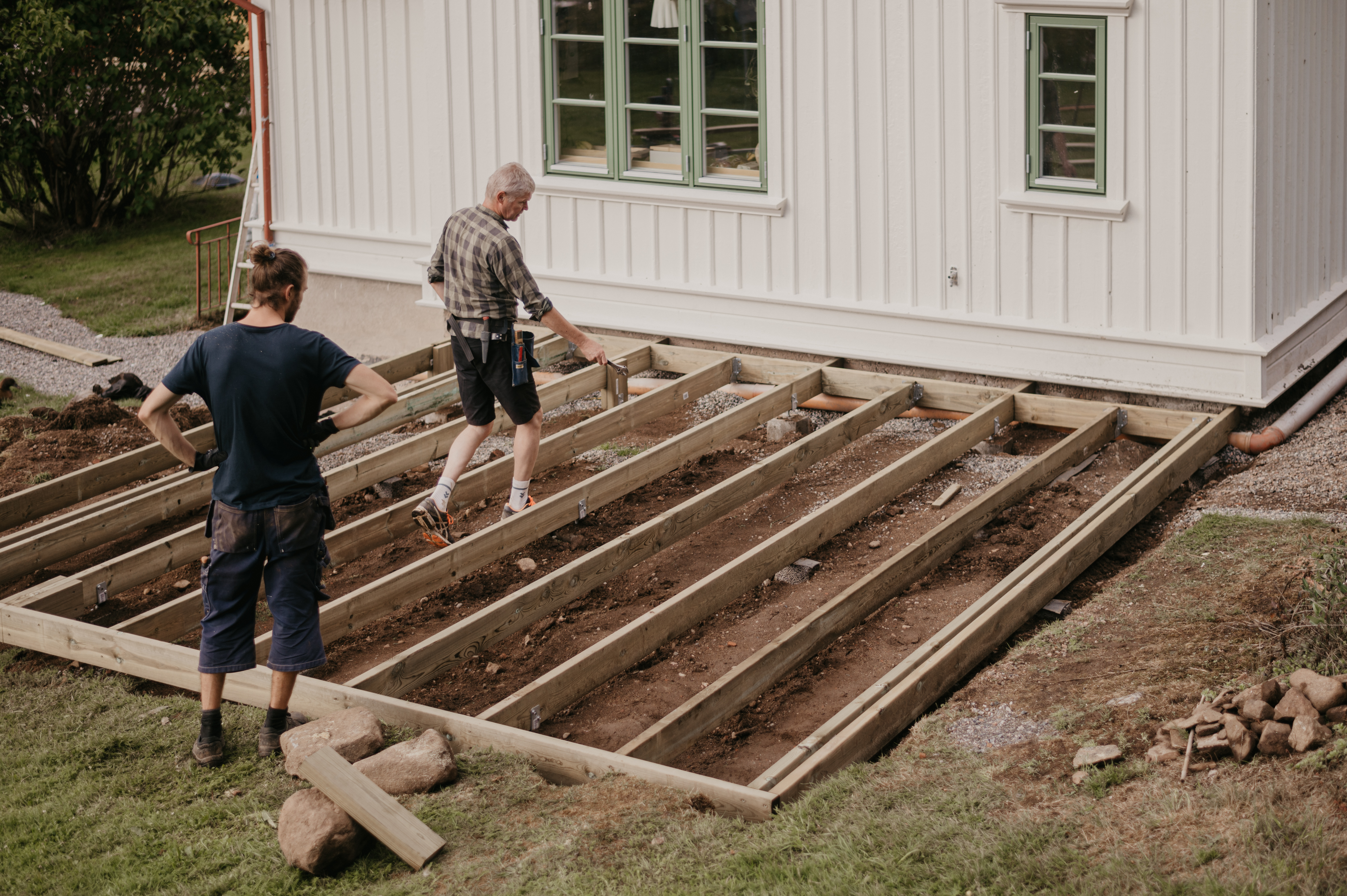 Här fäster man bjälklaget med stödlinor till grunden av altanen.