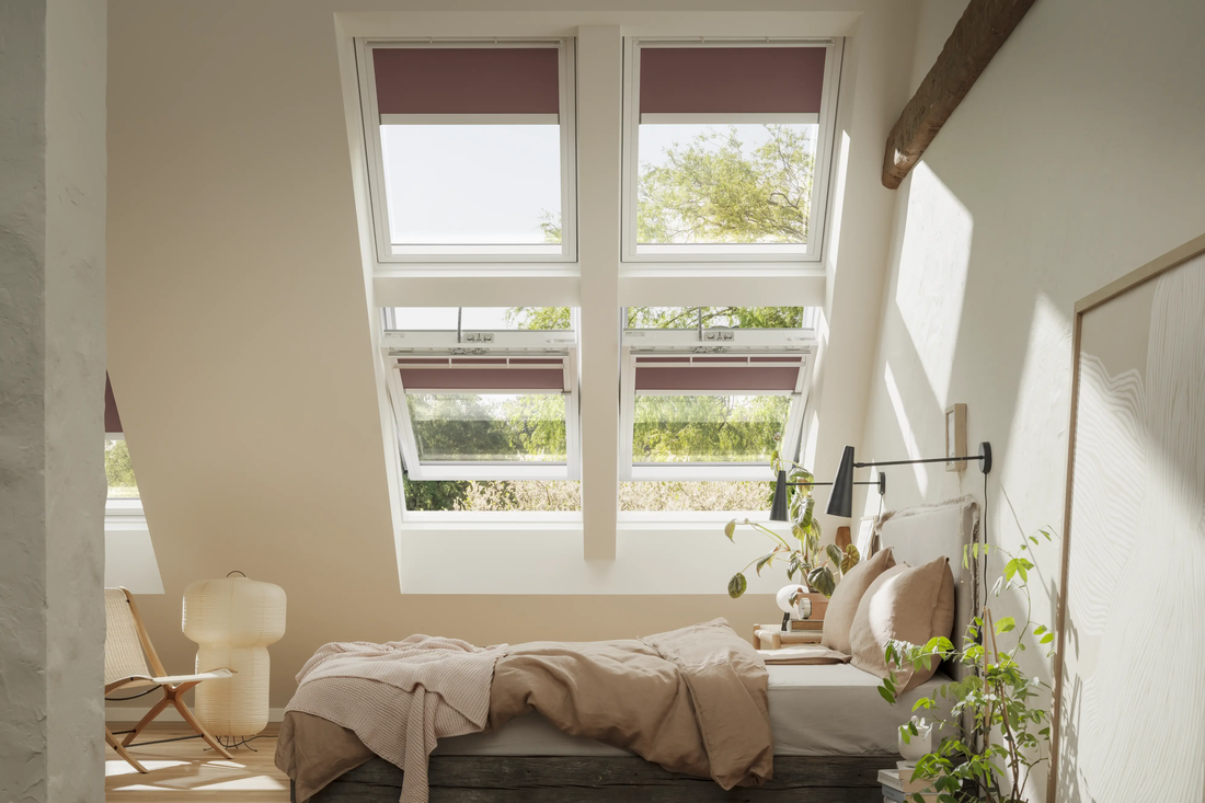 Velux takfönster - Takfönster i sluttande tak som är delvis öppna och ger ett fint ljusinsläpp