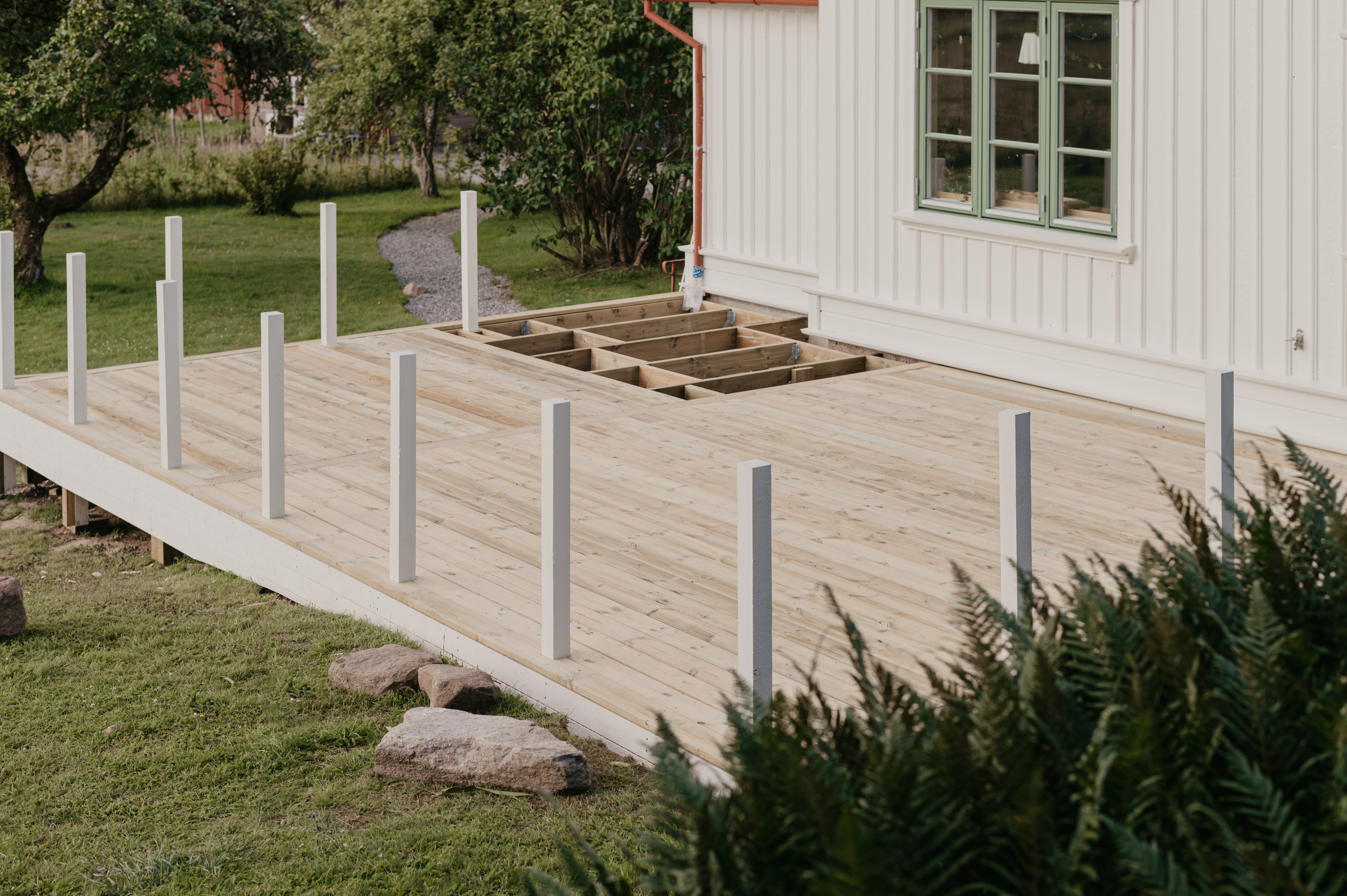 Här ser man hur man byggt in stolparna snyggt i trallbrädorna.