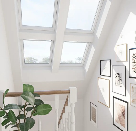 Vackert takfönster som ger ett ljusinsläpp snett ovanifrån i - Velux takfönster. - Velux takfönster.
