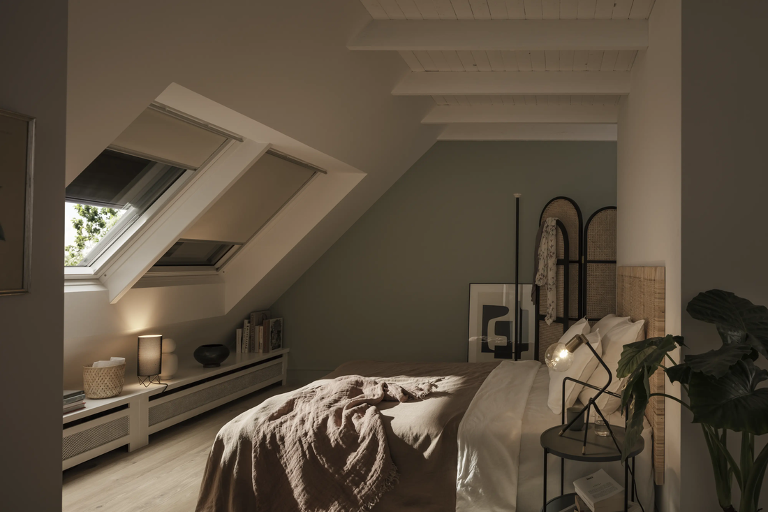 Velux takfönster - Takfönster i ett mörkt rum med mindre ljusinsläpp som kommer från ett fönster med solskydd