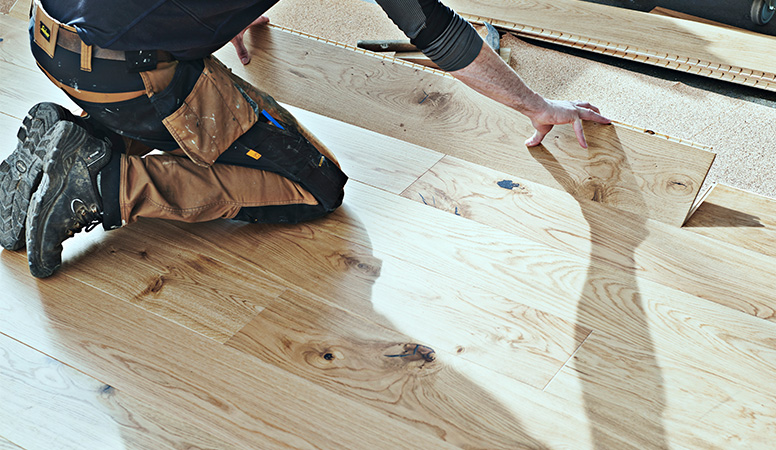 Lägg golvet själv, smidigt och enkelt. Oavsett om det är laminatgolv, parkettgolv, trägolv eller vinylgolv. Klickgolv klickar du enkelt i varandra och klarar dig med endast ett fåtal verktyg.