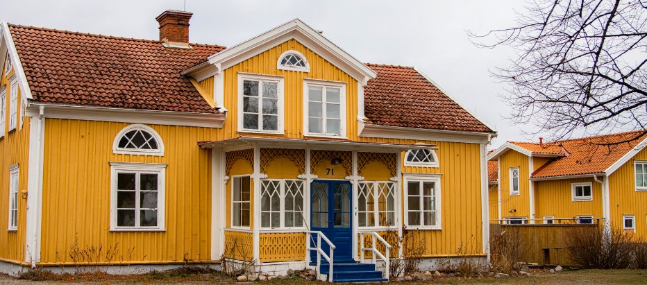 Ett rött tegel- eller betongtak som har blivit till åren och behöver bytas.