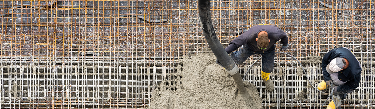 Specialistområde Grund: Två personer som gjuter platta