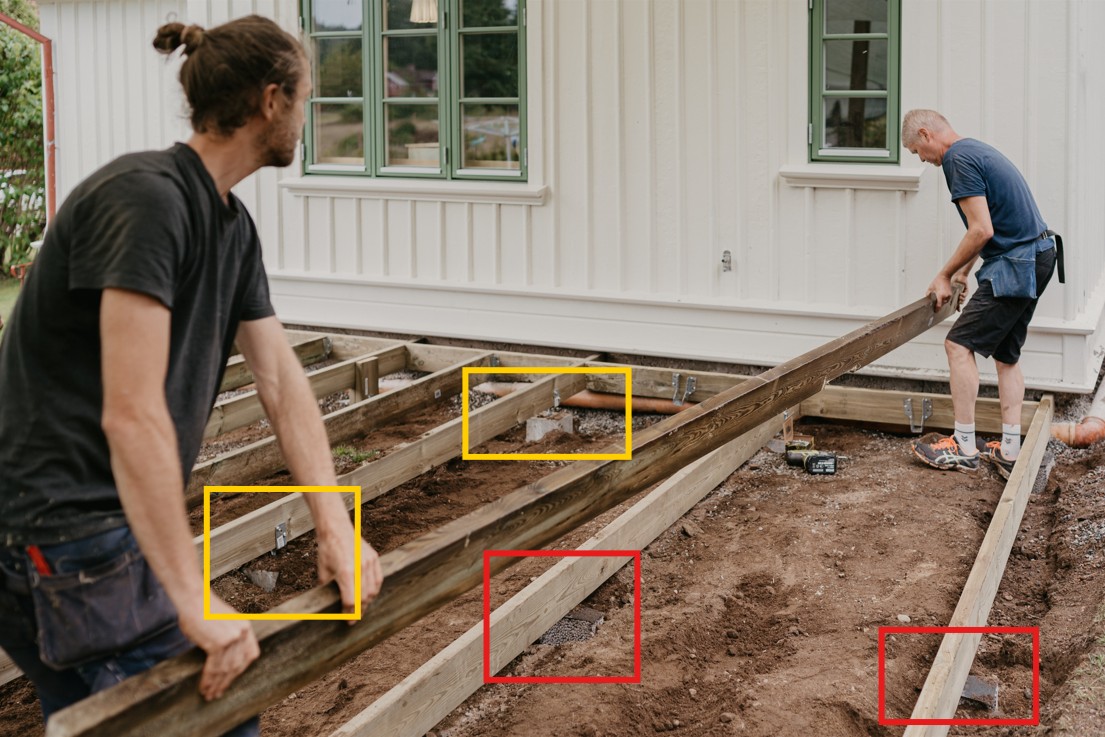 Här bygger man sin altan med både plintar och lecablock med syllisolering uppemot bjälklaget.