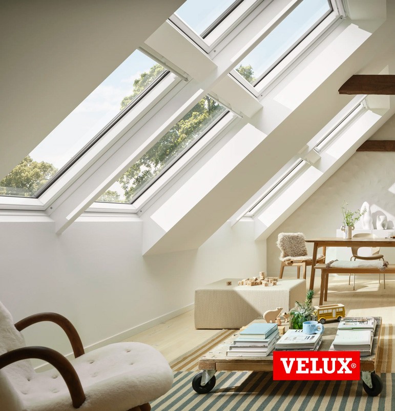 Vardagsrum med sluttande takfönster som ger ett behagligt ljus - Velux takfönster