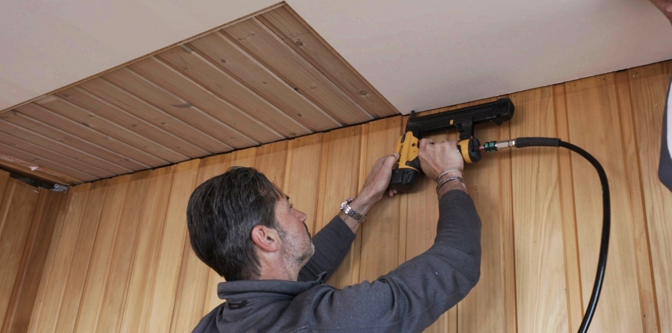 Man som spikar upp takskivor från Huntonit och Forestia | Beijer Byggmaterial