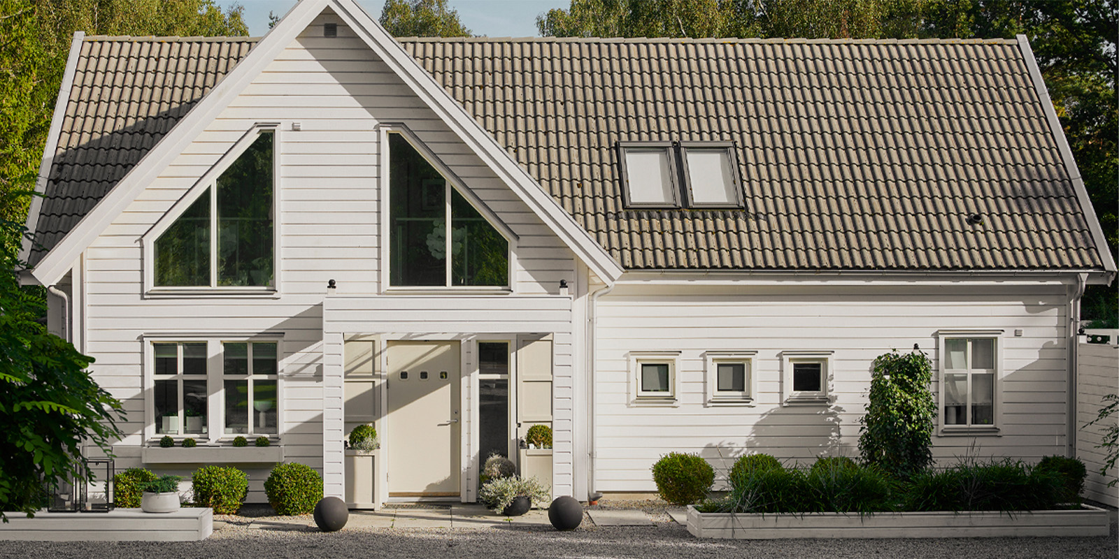 Vitmålad träfasad med Nordsjös One Super Tech.