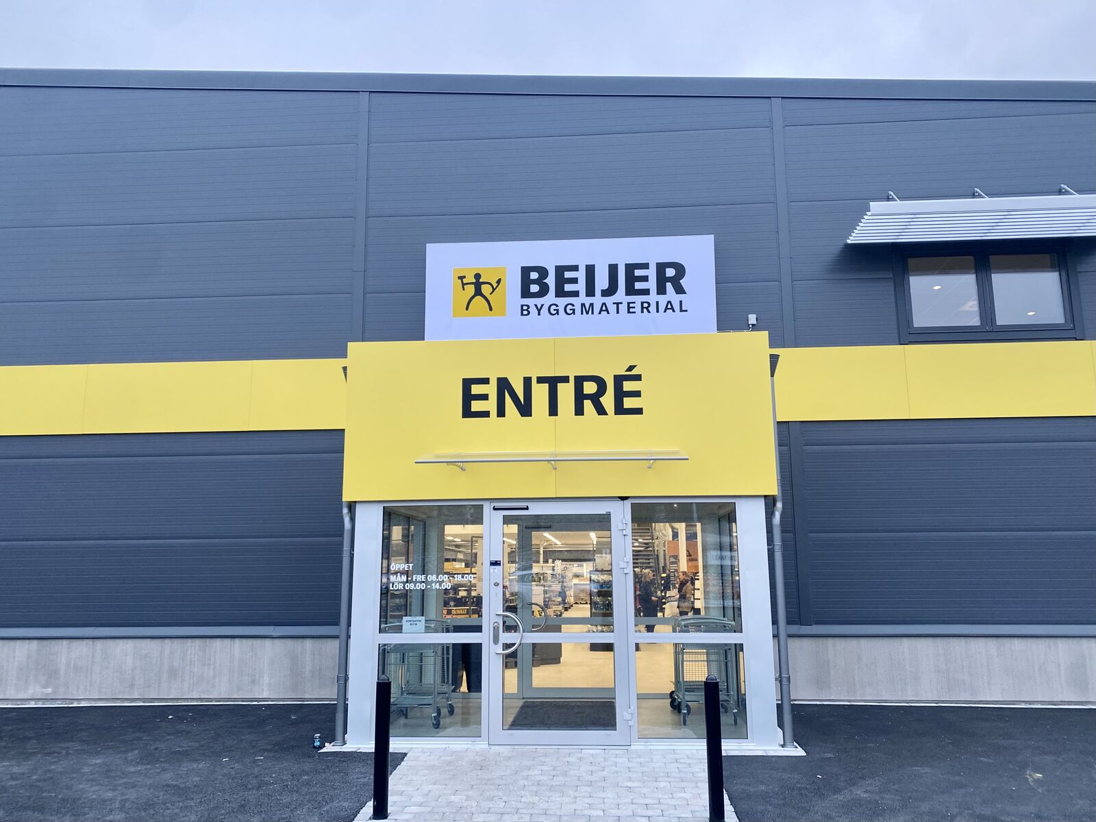 Utanför en entre till ett Beijer Byggvaruhus.