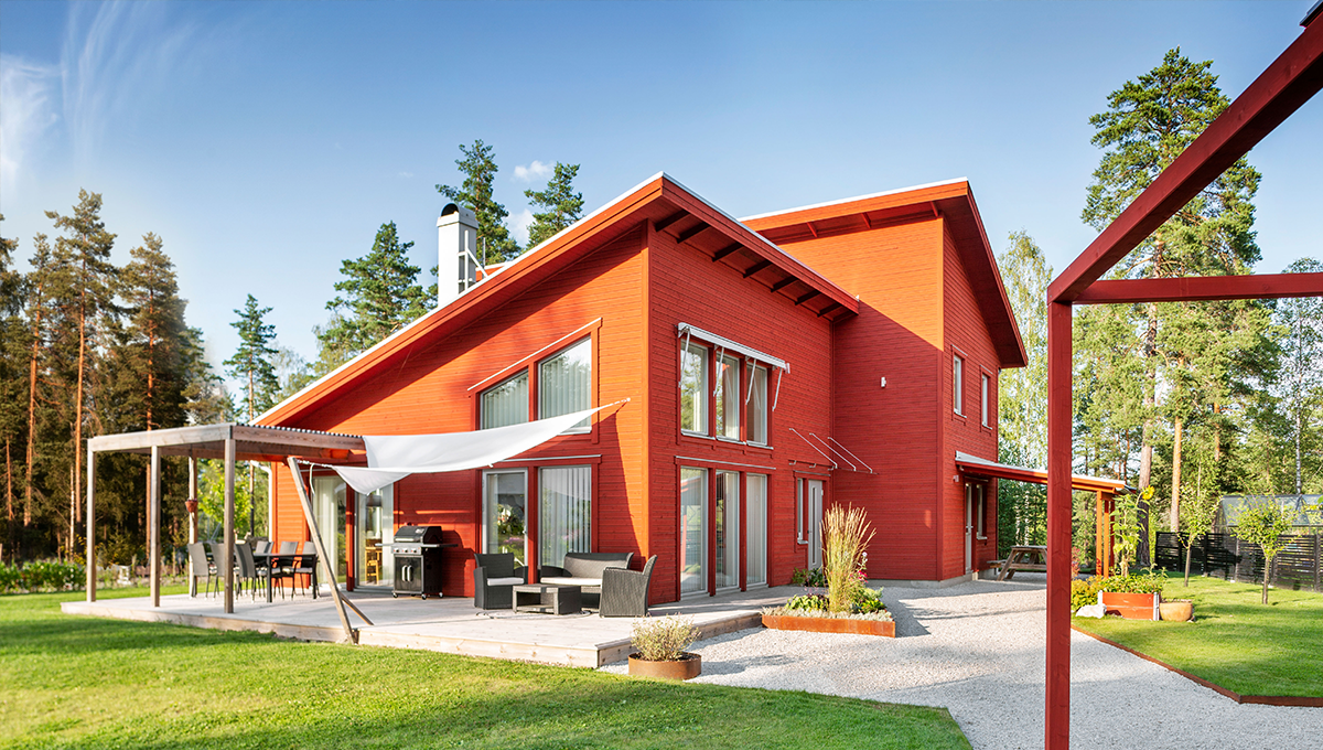 Rött hus i solig utomhusmiljö