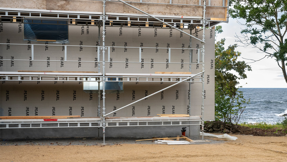 Swisspearl - Pågående bygge av fasad på ett hus.