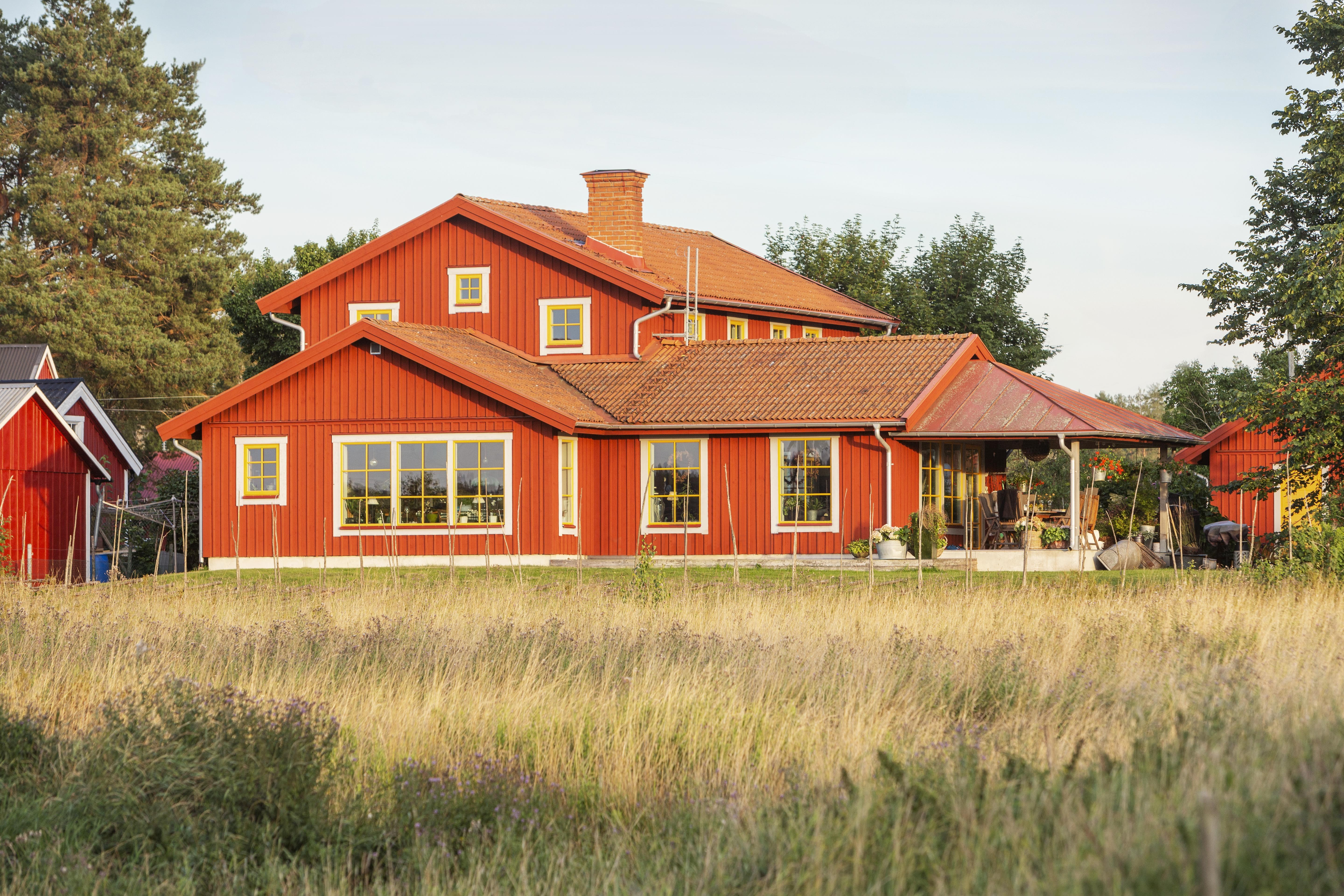 Rött hus med solsken mot sig. Falu rödfärg.
