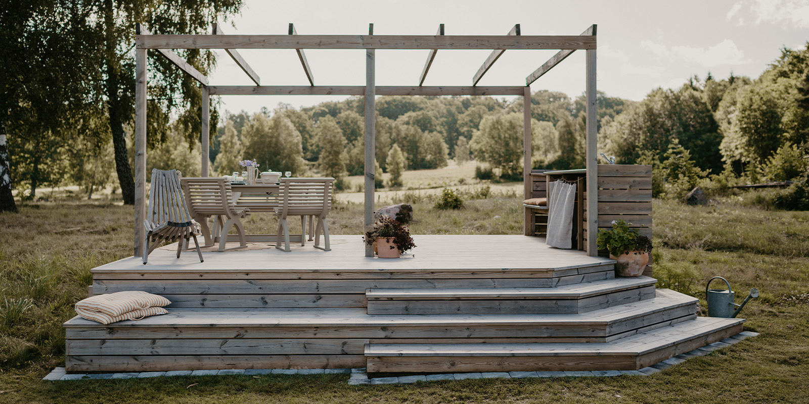 Fristående trall/pergola ute på landet.