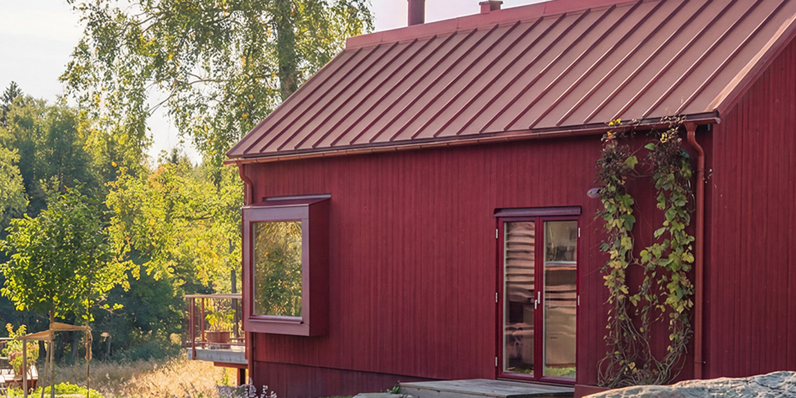 Plannjas plåttak i röd färg på en modern villa.