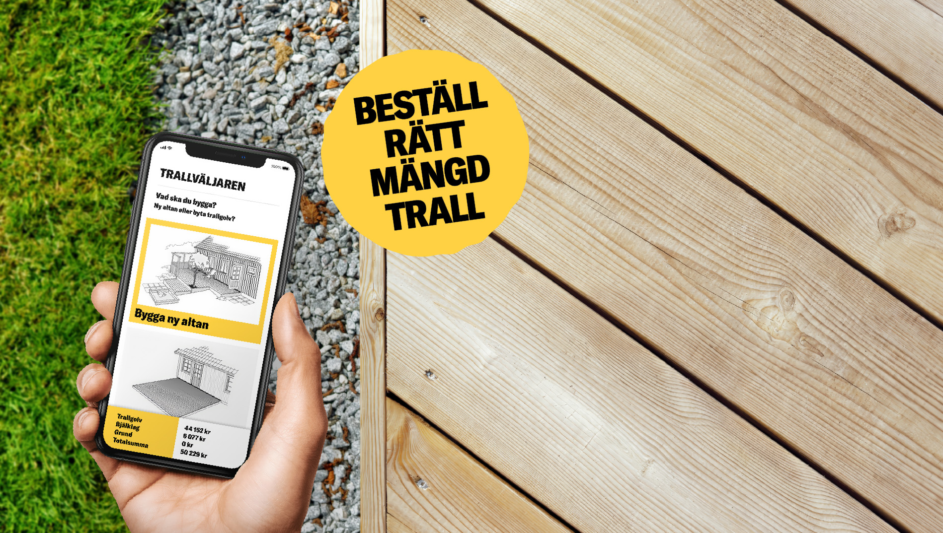 Hand som håller i mobil som visar trallväljaren. Träskivor i bakgrunden på en altan. Beställ rätt mängd trall