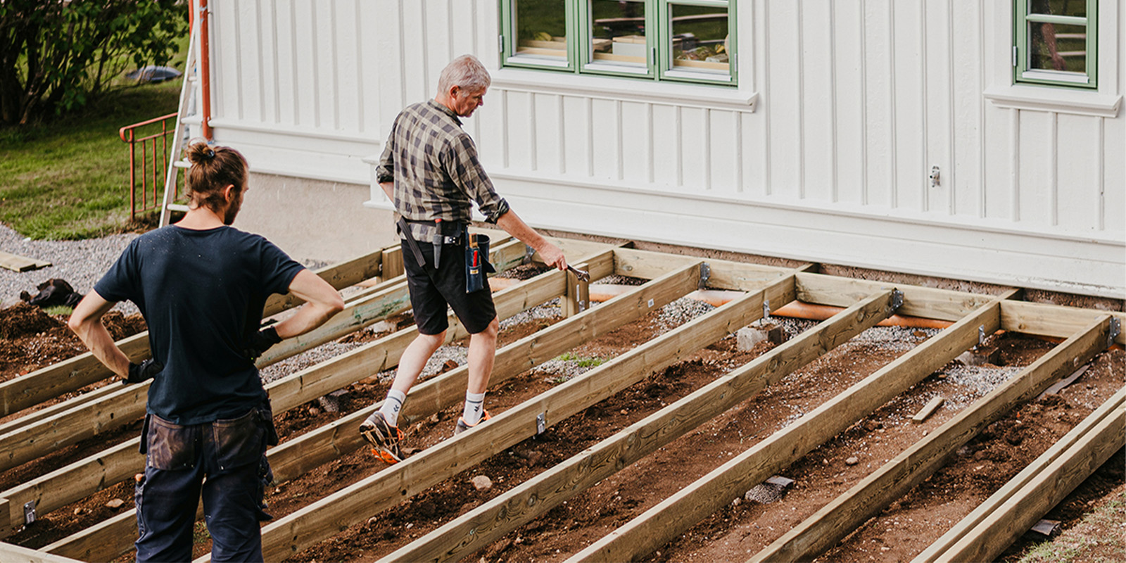 Personer som bygger bjälklaget till trallen.